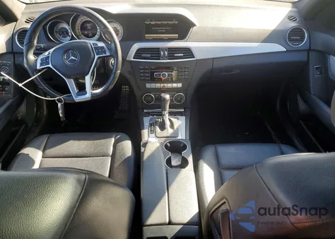 2014 Mercedes-Benz C 250 z USA, uszkodzony, nr VIN WDDGF4HB5ER306324